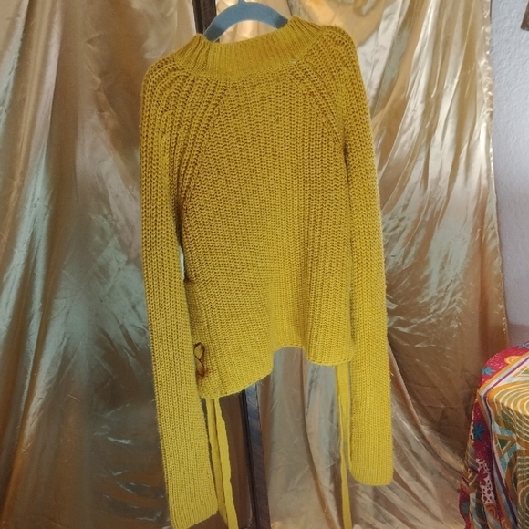 Cozy Mustard Yellow Crew Neck Sweater with Chunky Knit - Picture 4 of 4